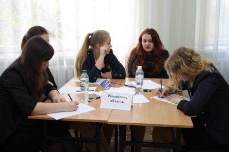 Перемога команди юних істориків з Дубровицького НВК у фіналі Всеукраїнського турніру Перемога команди юних істориків з Дубровицького НВК у фіналі Всеукраїнського турніру